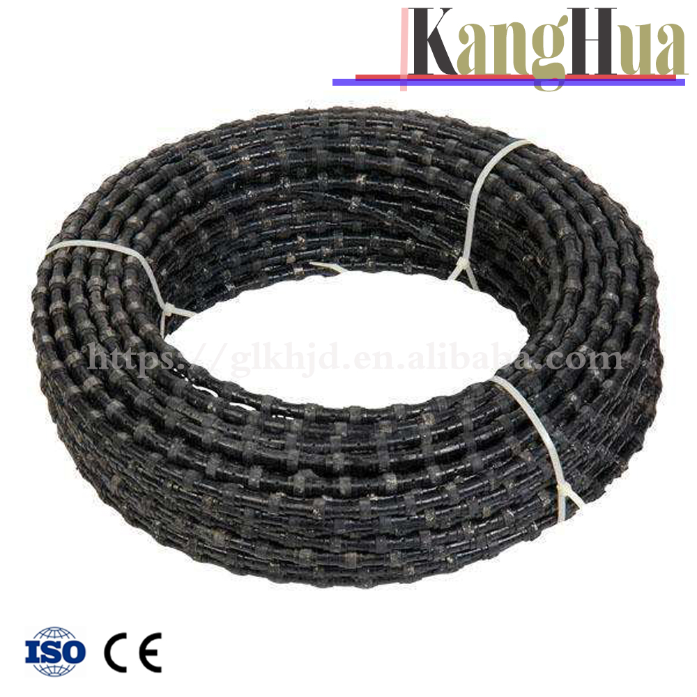 A wire saw is designed for cutting hard and brittle materials by means of the principle of rope sawing.